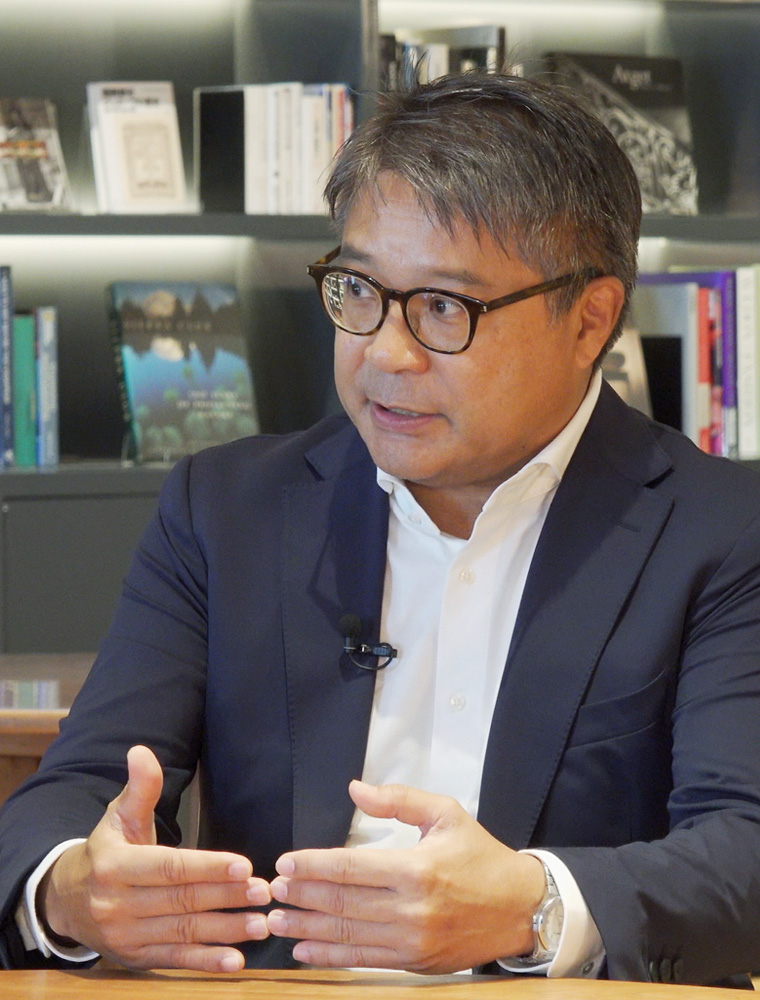 萩野琢英氏