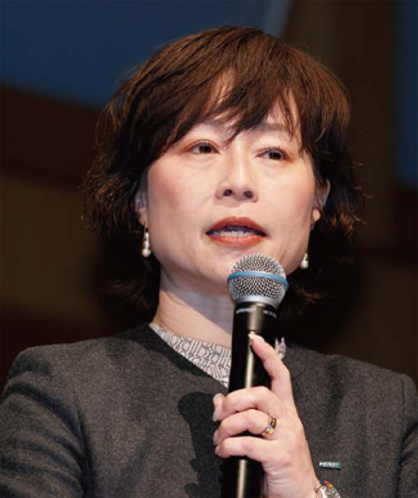 西 早哉佳氏
